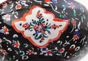 Likőrös készlet. XIX.sz. zománcozott fém, kézzel festett, 6 db pohár + kiöntő/váza 23 cm, 6 cm / Liq...