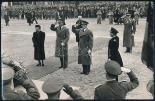 cca 1950 I. Baldvin belga király és Albert herceg (később II. Albert király) katonai ünnepségen, hátoldalán feliratozott, pecséttel jelzett sajtófotó, 21x13,5 cm