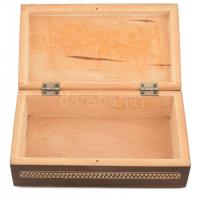 Díszes faragott fa doboz, 21x12x6 cm