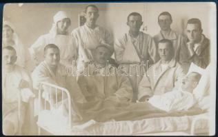 cca 1914-1918 Sebesült katonák kórházban, ápolónőkkel, I. világháborús fotólap, saroktöréssel, 14x8,5 cm