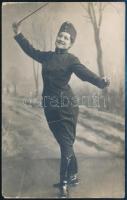 cca 1920 Színésznő katonai egyenruhában, fotólap, törésnyommal, 14x8,5 cm