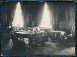 cca 1910-1920 Kormányzói lakás belső, hátoldalán feliratozott fotó, kissé sérült, 18x13,5 cm