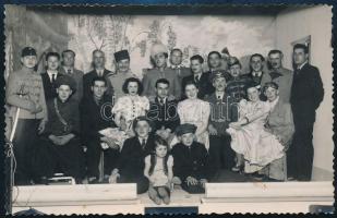 cca 1930-1940 Színésztársulat, fotólap, Auer fotó Szeged, 14x9 cm