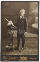 cca 1900 Elsőáldozó kisfiú portréja, keményhátú fotó Leon és Fia budapesti műterméből, 16×10 cm