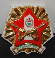 Határőrség jelképével ellátott falra akasztható hollóházi porcelán, 15cm-es méretben