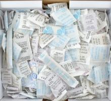 Egy cipős doboznyi páramegkötő szilikagél tasak (nedvszívó) / A shoe box of desiccant silica gel packets