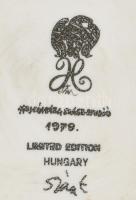 Hollóházi Szász Endre által tervezett mintával díszített tégely, matricás, hibátlan, jelzett, 5,5x6 ...