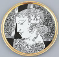 Hollóházi Szász Endre által tervezett mintával díszített porcelán tál, aranyozott, jelzett, kopásnyomokkal, d: 20 cm