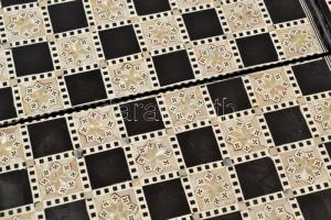 Sakk készlet, gyöngyház berakásos fa, Egy bábu sérült. 30x30 cm