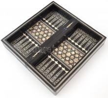 Sakk készlet, gyöngyház berakásos fa, Egy bábu sérült. 30x30 cm