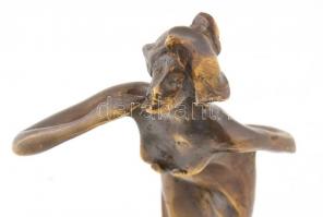 Rei... jelzéssel: Csókot dobó. Bronz szobor. Márvány talapzaton. 22 cm