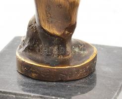 Rei... jelzéssel: Csókot dobó. Bronz szobor. Márvány talapzaton. 22 cm