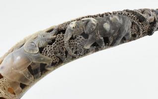 Elefántokat ábrázoló faragott szaru fali dísz réz rátéttel. Nagy méretű 38 cm