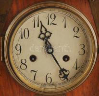 Felesütős, ingajáratos falióra, festett fém számlappal, működő, jó állapotban, kulccsal, fa tokkal 5...