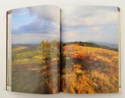 Pataki János: Máramaros. Ahol megállt az idő. Fényképezte és szerkesztette: - -. Bp., 2009., Székely...