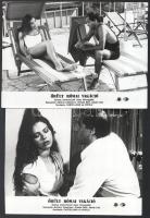 cca 1981 ,,Őrült római vakáció című olasz filmvígjáték jelenetei és szereplői, 10 db vintage produkciós filmfotó, ezüst zselatinos fotópapíron, a használatból eredő (esetleges) kisebb hibákkal, 18x24 cm
