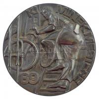 1969. Ki minek mestere ezüstpatinázott bronz emlékplakett (78mm) T:1-
