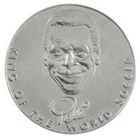 Szlovákia 1994. "Pelé" kétoldalas Cu-Ni emlékérem. A csehszlovák válogatott 1994-ben mérkőzött volna meg Brazíliával, a szétválás után azonban - mivel selejtezők is zajlottak ebben az időben - "Csehek és szlovákok képviselte válogatott" néven játszották le a mérkőzést. (27mm) T:1- Slovakia 1994. "Pelé" two-sided Cu-Ni medallion (27mm) C:AU