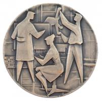 Vincze Dénes (1914-1972) ~1960. Mesterségeket ábrázoló egyoldalas ezüstpatinázott bronz szocialista emlékérem (81mm) T:2