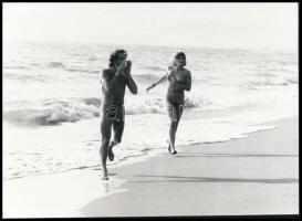 cca 1972 Tengerparti nyaralás egy szál semmiben, 1 db vintage fotó, ezüst zselatinos fotópapíron, 15x20,3 cm