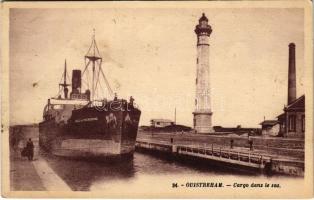 Ouistreham, Cargo dans le sas / cargo steamship, lighthouse (fl)