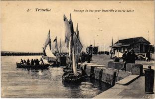 Trouville, Trouville-sur-Mer; Passage du bac pour Deaville a marée haute / Passage of the ferry to Deauville at high tide
