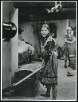 cca 1966 Törőcsik Mari színésznő a ,,Tűvétevők című TV-játék egyik jelenetében, 1 db vintage fotó, ezüst zselatinos fotópapíron, 24,2x18,5 cm