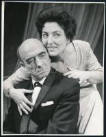 cca 1965 Major Tamás és Lukács Margit színészek a ,,Kedves hazug című színdarab egyik jelenetében, 1 db vintage fotó, ezüst zselatinos fotópapíron, 24x18,5 cm