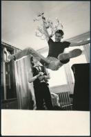 cca 1986 Bán János színész, a Falfúró című film egyik jelenetében, vintage fotó, Demeter Miklós pecséttel jelzett felvétele, ezüst zselatinos fotópapíron, 18x11,8 cm