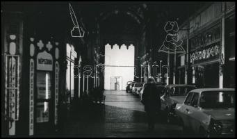 cca 1966 Budapest, Párizsi udvar, 1 db vintage fotó, ezüst zselatinos fotópapíron, kis törés a felületén, 17,1x29,2 cm