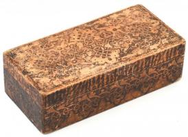 Díszes régi fa doboz, laposfaragással készített hadifogoly- vagy rabmunka, a fedél belső felén Várna (Bulgária) 1931 felirattal, zsanér nélkül, korának megfelelő állapotban, 19x9x6 cm