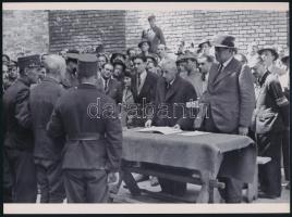 1945 Budapest, háborús bűnös nyilvános kivégzése előtt és után készült felvételek, 2 db mai nagyítás Rózsa György (?-?) budapesti fotóriporter hagyatékából, 17,7x24 cm