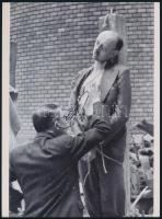 1945 Budapest, háborús bűnös nyilvános kivégzése előtt és után készült felvételek, 2 db mai nagyítás...