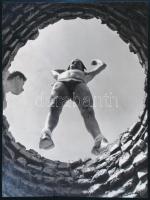 cca 1955 Őrszigeti Frigyes (1923-1995) soproni fotóművész hagyatékából 1 db mai nagyítás (,,Érte kútba ugrok ...), 21x15,8 cm