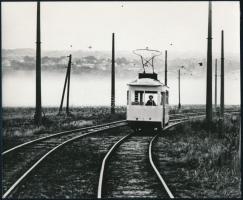 cca 1960 Villamos a külvárosban, jelzés nélküli vintage fotó, ezüst zselatinos fotópapíron, 15,2x18,5 cm