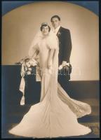 cca 1930-1940 Esküvői fotó Tóth Margit budapesti műterméből, hátoldalán pecséttel jelzett, 22,5x16 cm