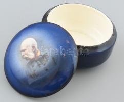 Ferenc József arcképével díszített bonbonniere. Matricás, jelzett, minimális kopással. d: 12 cm