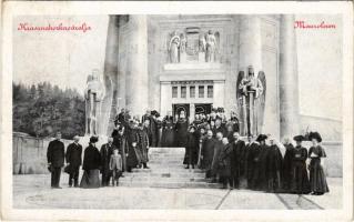 1911 Krasznahorkaváralja, Krásnohorské Podhradie; Mauzóleum, csoportkép csendőrökkel / mausoleum, gendarmes in the group