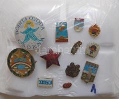 12db jelvény, kitűző, benne 1db munkásőr sapkajelvény T:vegyes