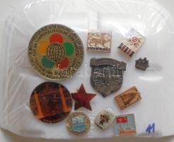11db jelvény, kitűző, benne 1db munkásőr sapkajelvény T:vegyes