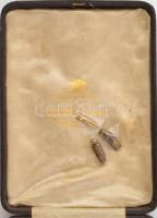 Nyakkendőtű, bross gyűjtemény a XIX. sz-ból: közötte arany, nagyrészt 8K, de 14K is, brill darabokka...