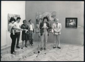 1986 Székesfehérvár, Esterházy Péter megnyitja az Idézőjelben c. kortárs képzőművészeti kiállítást a Csík Képtárban, hátoldalán feliratozott fotó, 18x13 cm