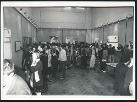 cca 1980-1990 Wahorn András festőművész kiállításának megnyitója, fotó, 18x13 cm