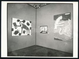 cca 1980-1990 Wahorn András festőművész három műve kiállításának megnyitóján, fotó, 18x13 cm