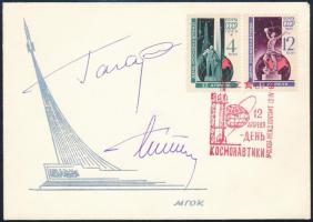 Jurij Alekszejevics Gagarin (1934-1968), German Tyitov (1935-2000) szovjet űrhajósok aláírásai emlékborítékon /  Signatures of Yuriy Alekszeyevich Gagarin (1934-1968), German Titov (1935-2000) Soviet astronauts on envelope