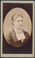 cca 1860-1880 Fiatal hölgy (Fodor Teréz) portréja, keményhátú, domborított porcelán hatású fotó Veress Ferenc (1832-1916) Erdély részi népviselet fényképezde műterméből, vizitkártya (ritka, szép hátlappal), 10,5x6,5 cm