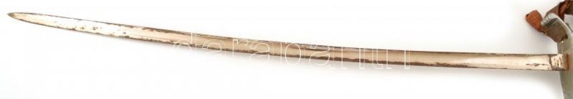 M. kir. honvéd tiszti kard, XIX. sz. második fele, kissé sérült kardbojttal, fém hüvellyel. Jelzett,...