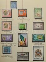 Térkép motívum gyűjtemény albumban, benne sorok és blokkok az egész világból. Főleg postatiszta anya...