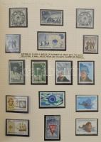 Térkép motívum gyűjtemény albumban, benne sorok és blokkok az egész világból. Főleg postatiszta anya...