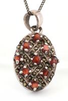 Ezüst(Ag) nyaklánc ovális medállal, jelzett, h: 53 cm, bruttó: 8,27 g